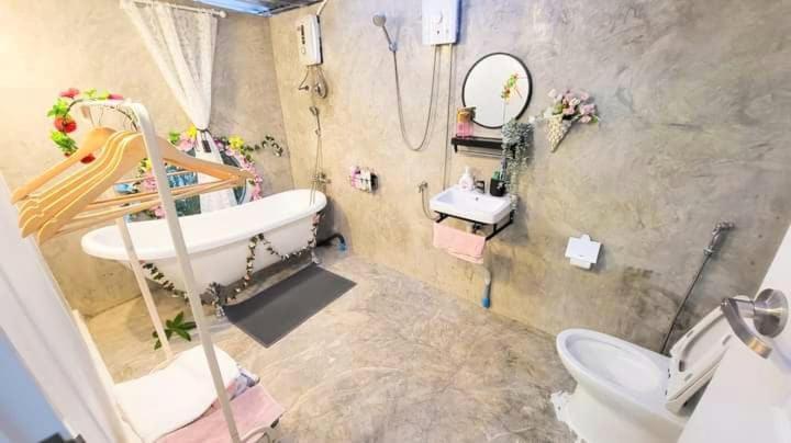 บ้านพักตากอากาศขนาดเล็ก ห่างชายหาดบางเก่า 800 เมตร #Cottage Ban Bo Yai Buitenkant foto