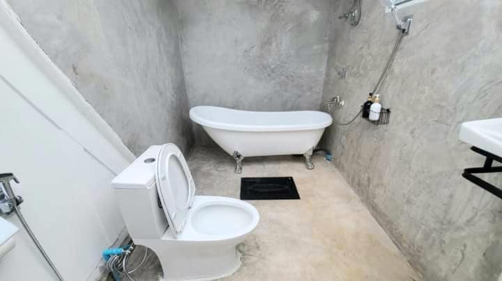 บ้านพักตากอากาศขนาดเล็ก ห่างชายหาดบางเก่า 800 เมตร #Cottage Ban Bo Yai Buitenkant foto